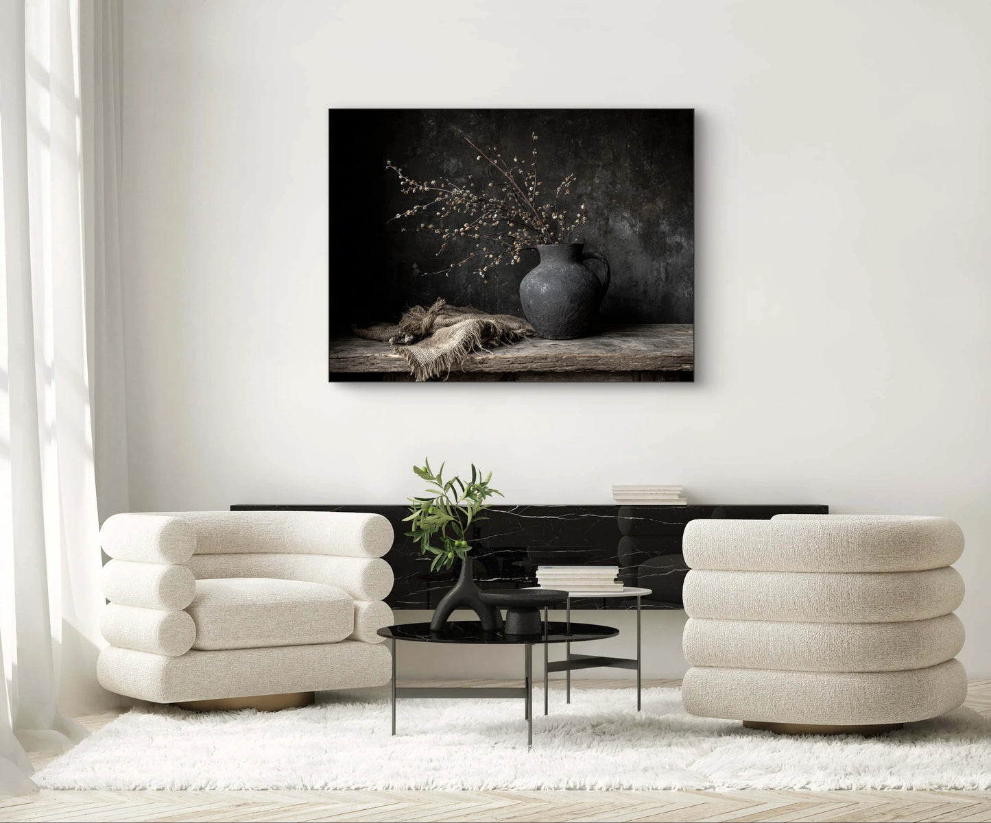 Mock-up van kunstwerk Echo van Duisternis aan de muur boven modern interieur met lichte fauteuils 
