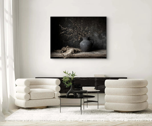 Mock-up van kunstwerk Echo van Duisternis aan de muur boven modern interieur met lichte fauteuils 
