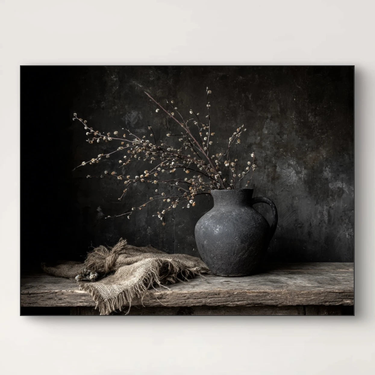 Detailopname van kunstwerk Echo van Duisternis met donkere kruik, takken en linnen doek 
