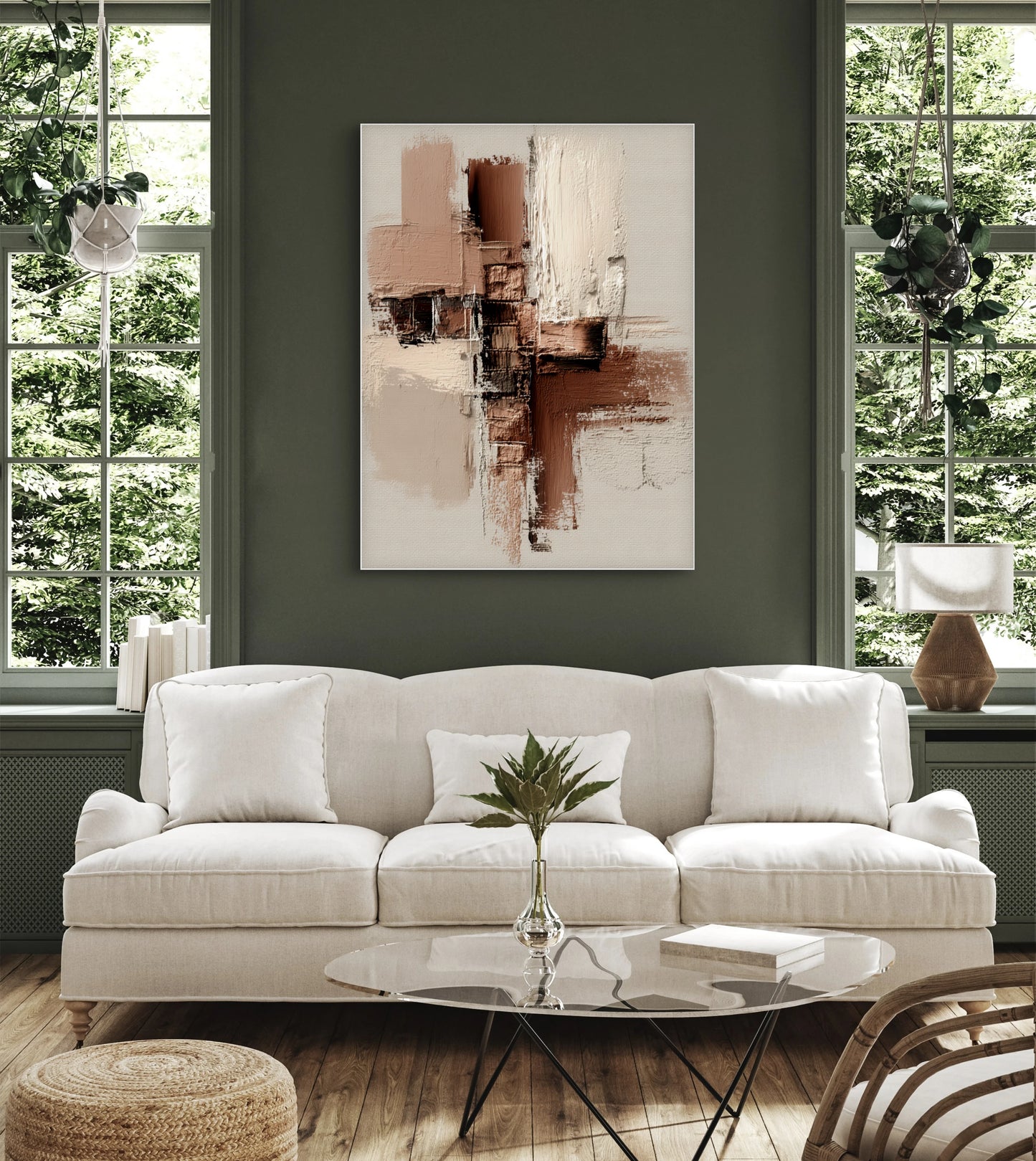 Abstract kunstwerk Echo van Klei in aardetinten boven een lichte bank in een groene woonkamer
