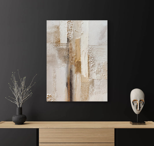 Abstract schilderij Echo van Steen met reliëfstructuur in beige en zandtinten boven een zwart wandmeubel
