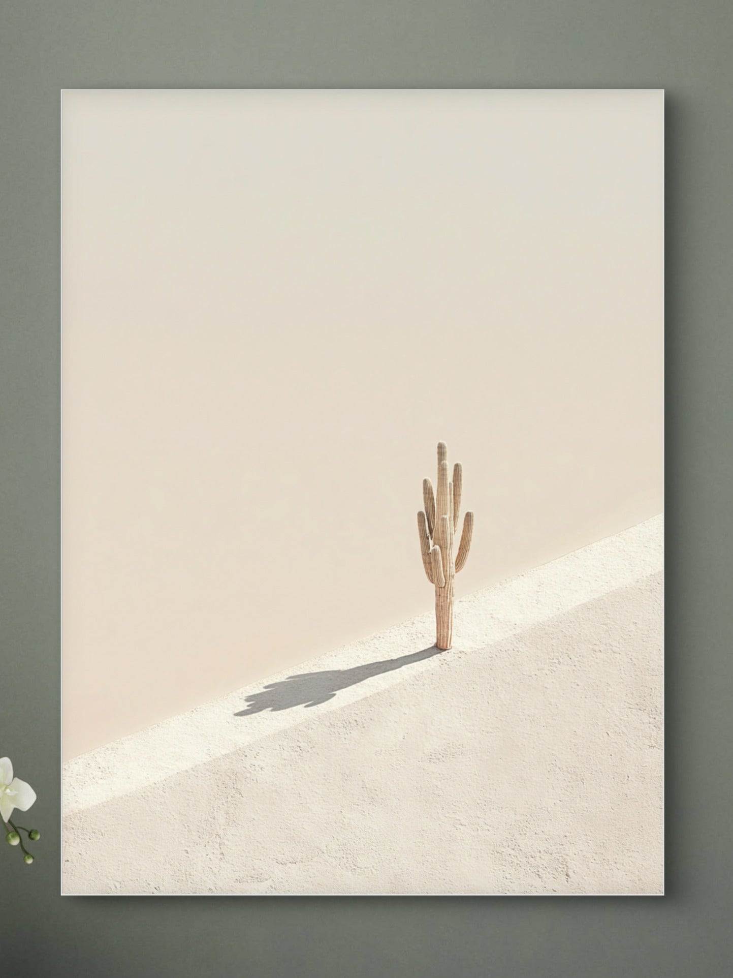 Detail van kunstwerk Echo van Zand met eenzame cactus en schaduw op zacht beige woestijnzand.
