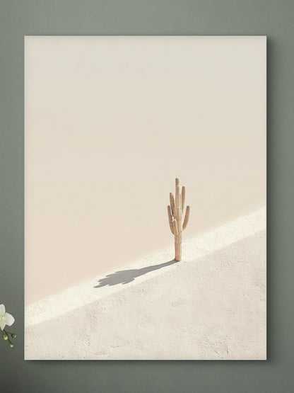 Detail van kunstwerk Echo van Zand met eenzame cactus en schaduw op zacht beige woestijnzand.
