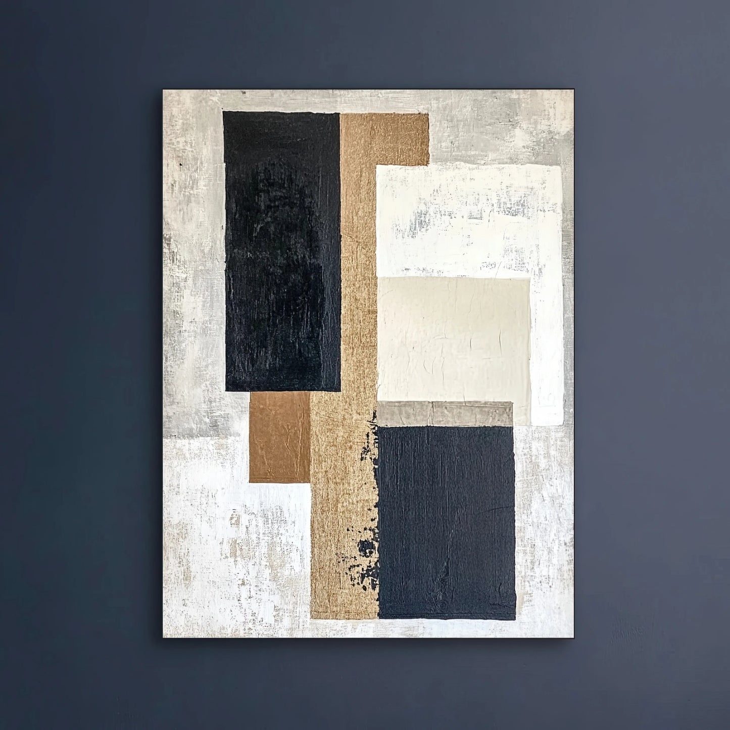 Detail van abstract kunstwerk met textuur en vlakken in goudtinten en contrasterende kleuren
