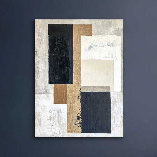 Detail van abstract kunstwerk met textuur en vlakken in goudtinten en contrasterende kleuren
