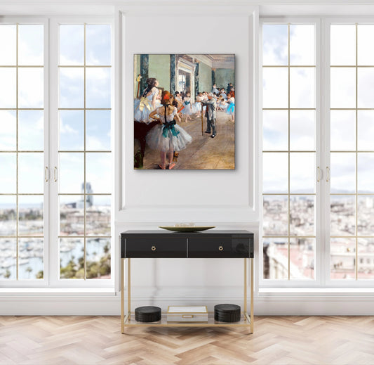 Schilderij “De balletles” van Degas boven een zwarte sidetable met goudaccenten in een witte kamer
