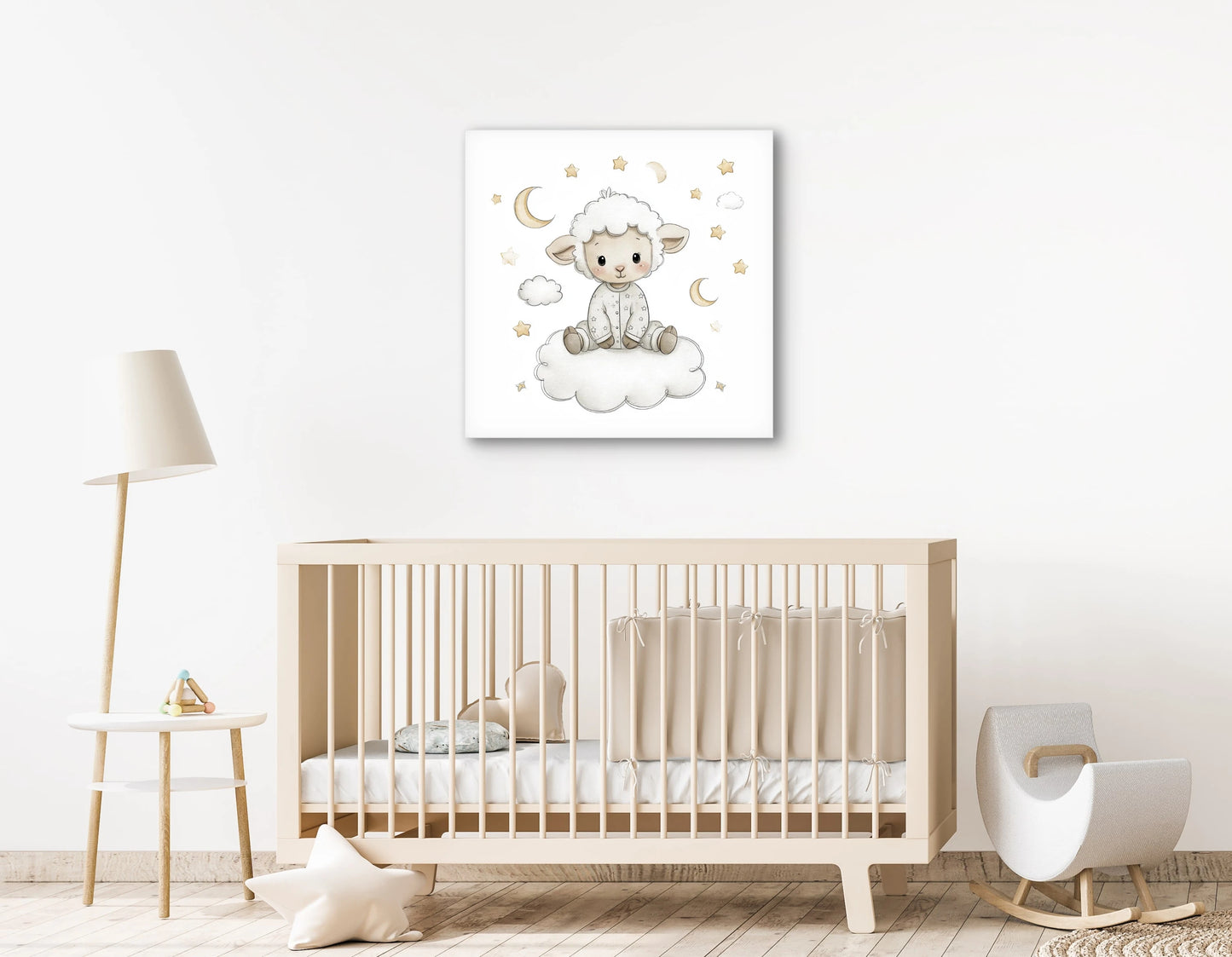 Mock-up van babykamer met kunstwerk van een lammetje op een wolk, boven een wieg met neutrale tinten en een minimalistisch interieur.
