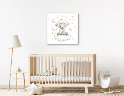 Mock-up van babykamer met kunstwerk van een lammetje op een wolk, boven een wieg met neutrale tinten en een minimalistisch interieur.
