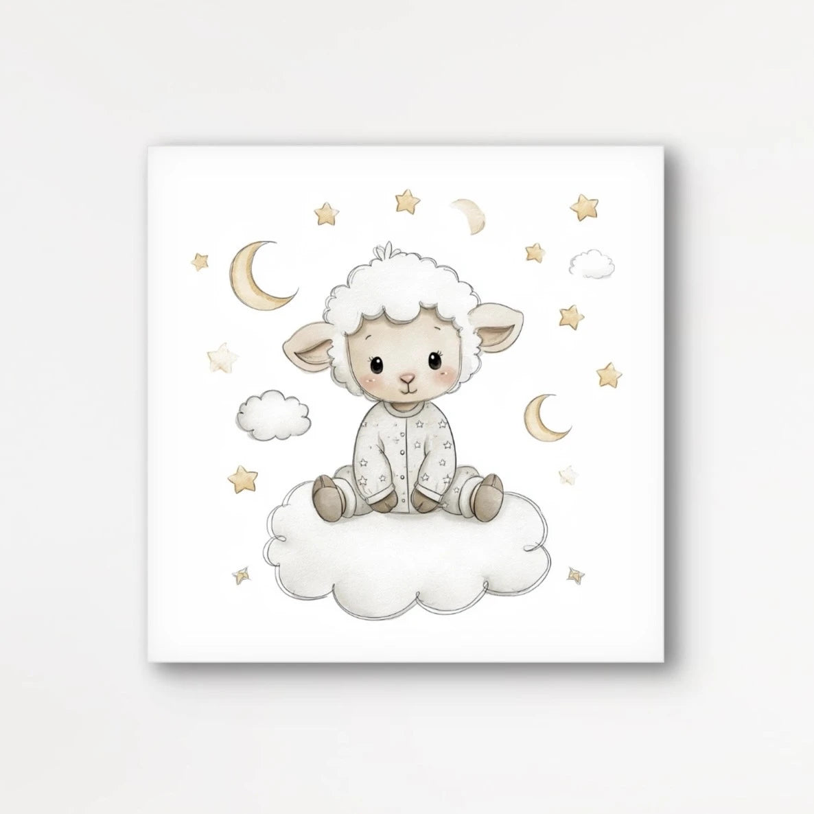 Detailweergave van een lammetje in pyjama zittend op een wolk, omringd door sterren en maantjes in zachte kleuren.
