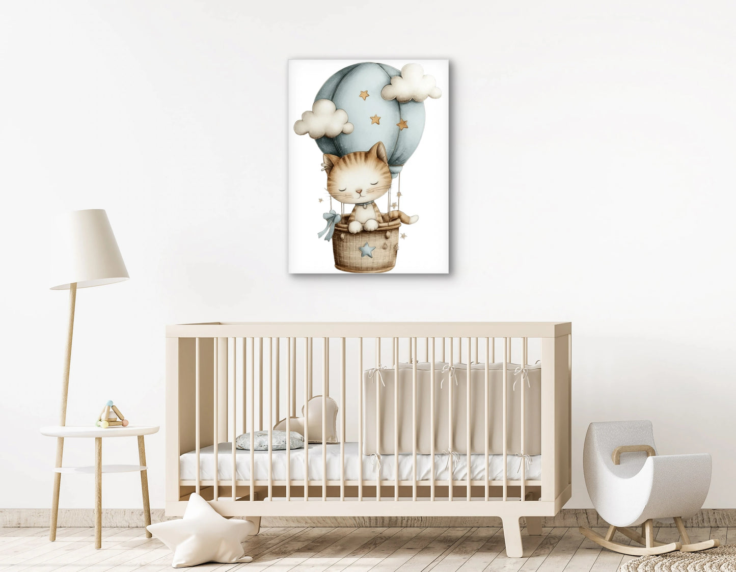 Mock-up van babykamer met kunstwerk van een katje in een luchtballon, boven een beige wieg in een licht en rustig interieur.
