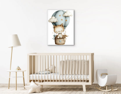 Mock-up van babykamer met kunstwerk van een katje in een luchtballon, boven een beige wieg in een licht en rustig interieur.
