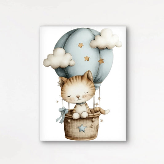 Detailweergave van een illustratie met een oranje katje in een mand van een blauwe luchtballon, omringd door sterren en wolken.
