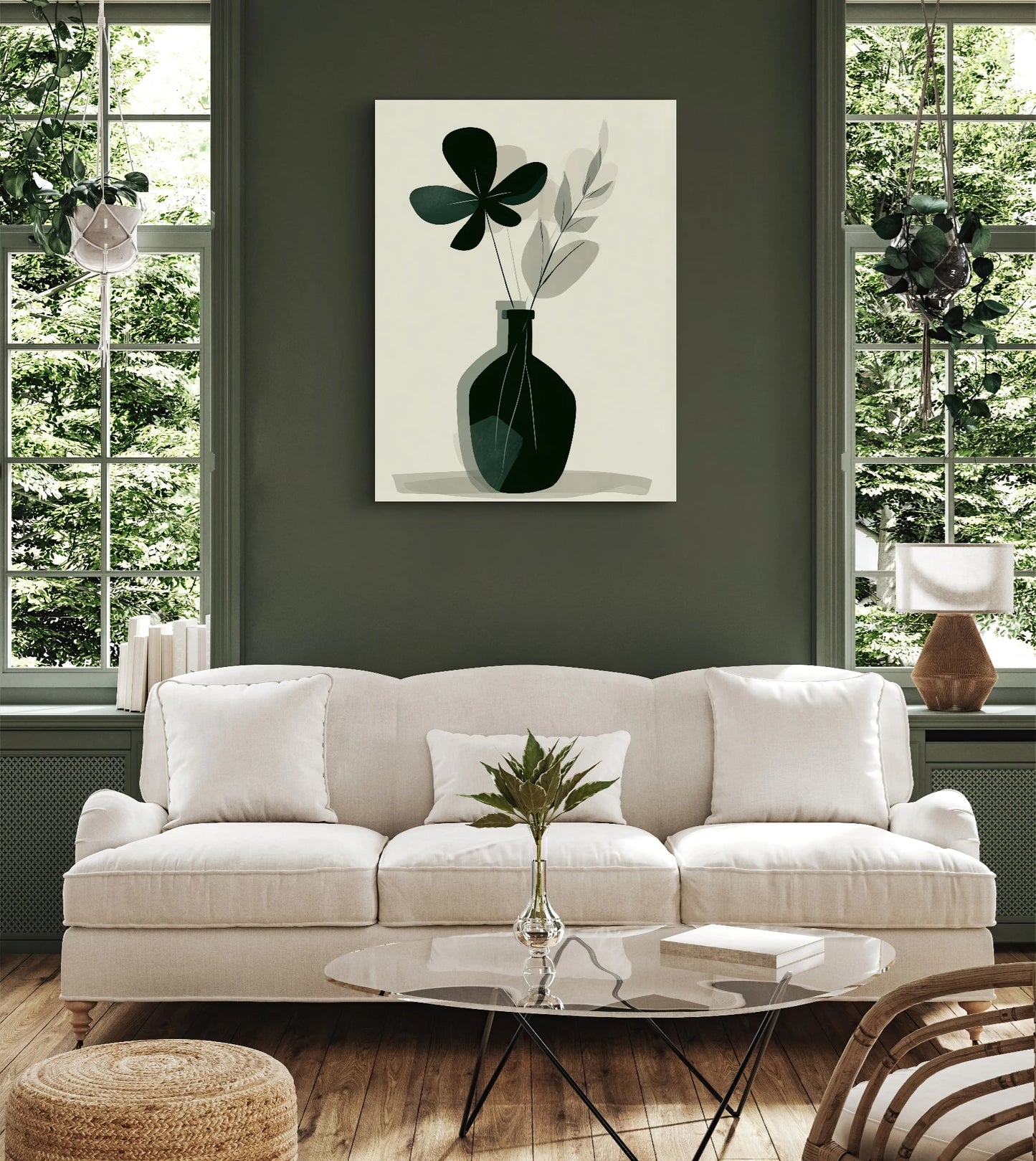 Textielkunstwerk met donkergroene vaas en abstracte bladeren, hangend boven een beige bank in een groen geschilderd interieur

