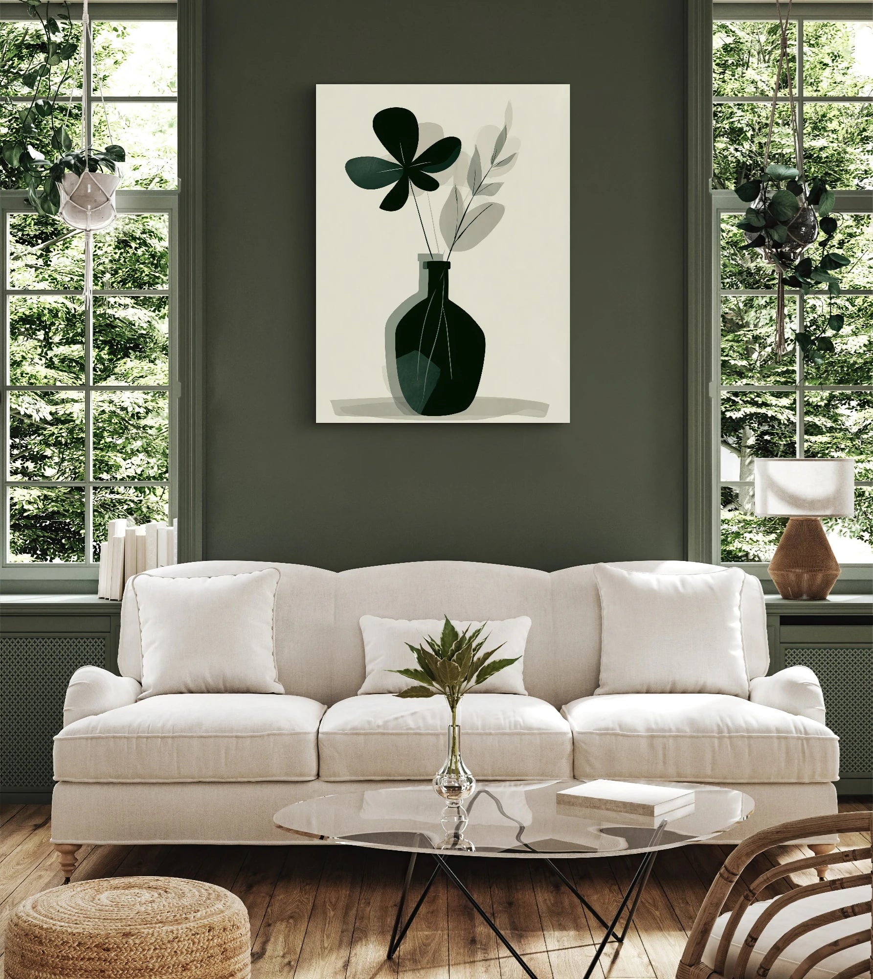 Textielkunstwerk met donkergroene vaas en abstracte bladeren, hangend boven een beige bank in een groen geschilderd interieur

