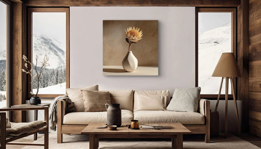 Woonkamer met zacht licht en het kunstwerk Eenzaam Goud aan de muur, boven een beige bank met houten accenten.
