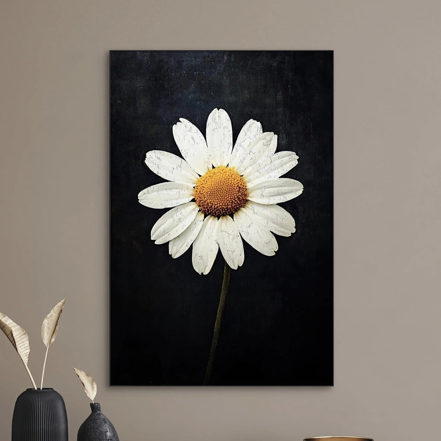 Detail van kunstwerk met witte bloem en geel hart op een donker verweerd canvas
