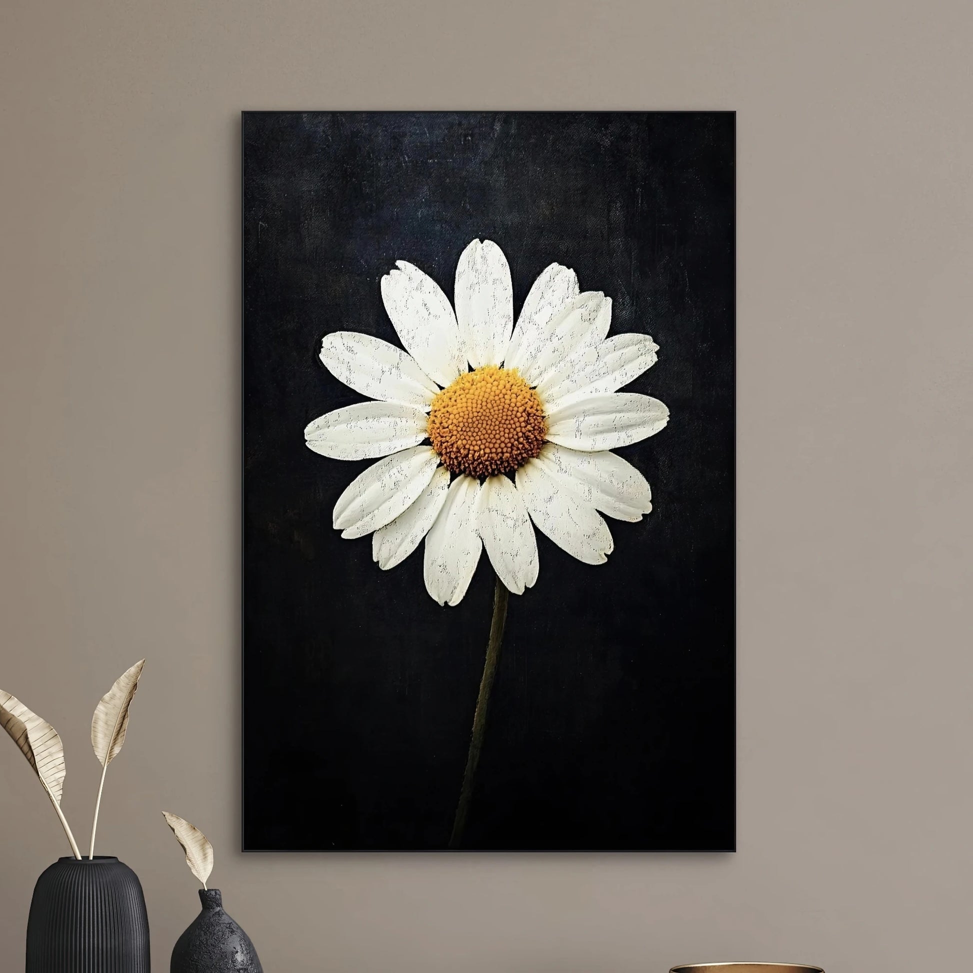 Detail van kunstwerk met witte bloem en geel hart op een donker verweerd canvas
