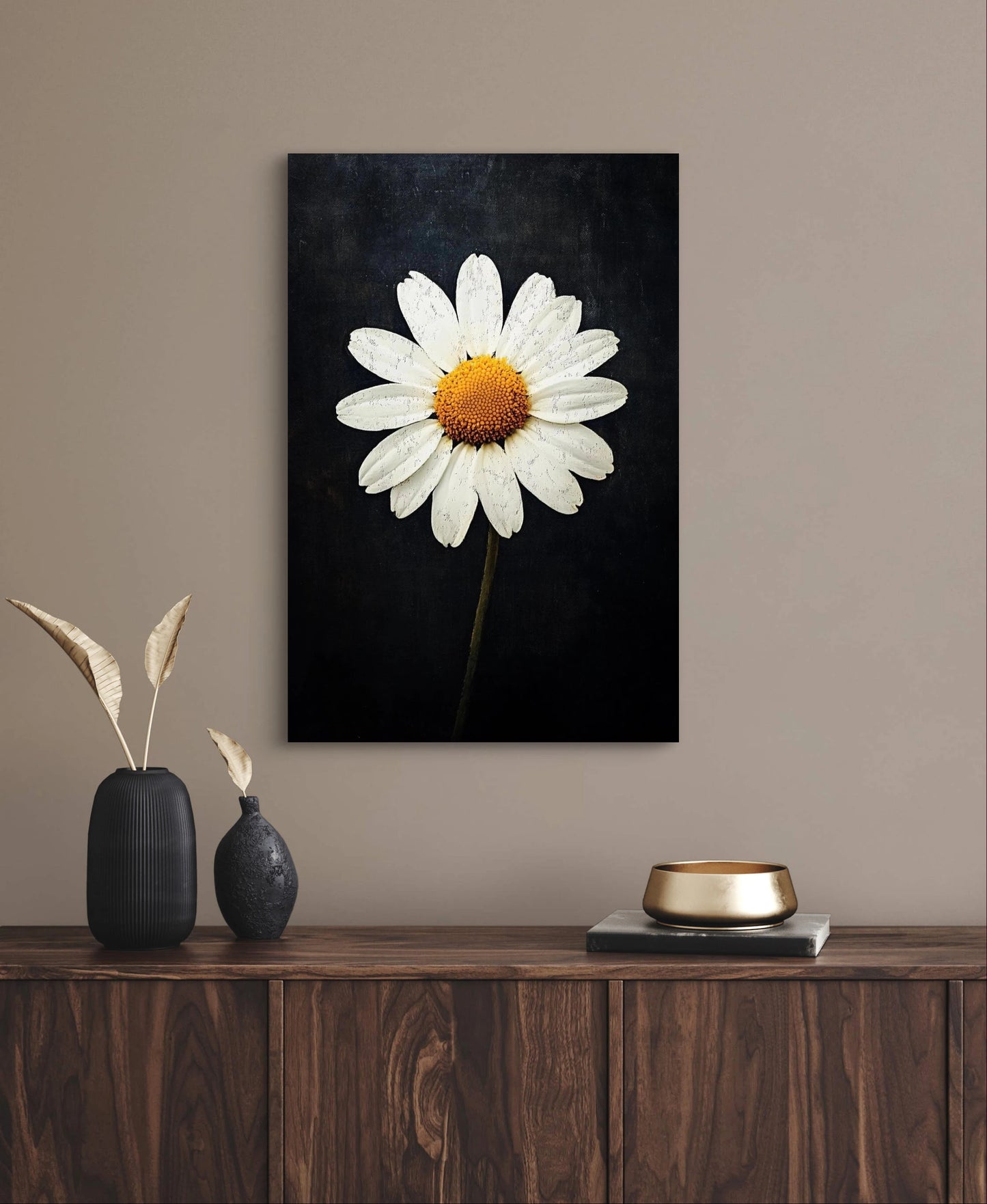 Textielkunstwerk met witte margriet op zwarte achtergrond, hangend boven een donkerhouten kast in een ton-sur-ton interieur
