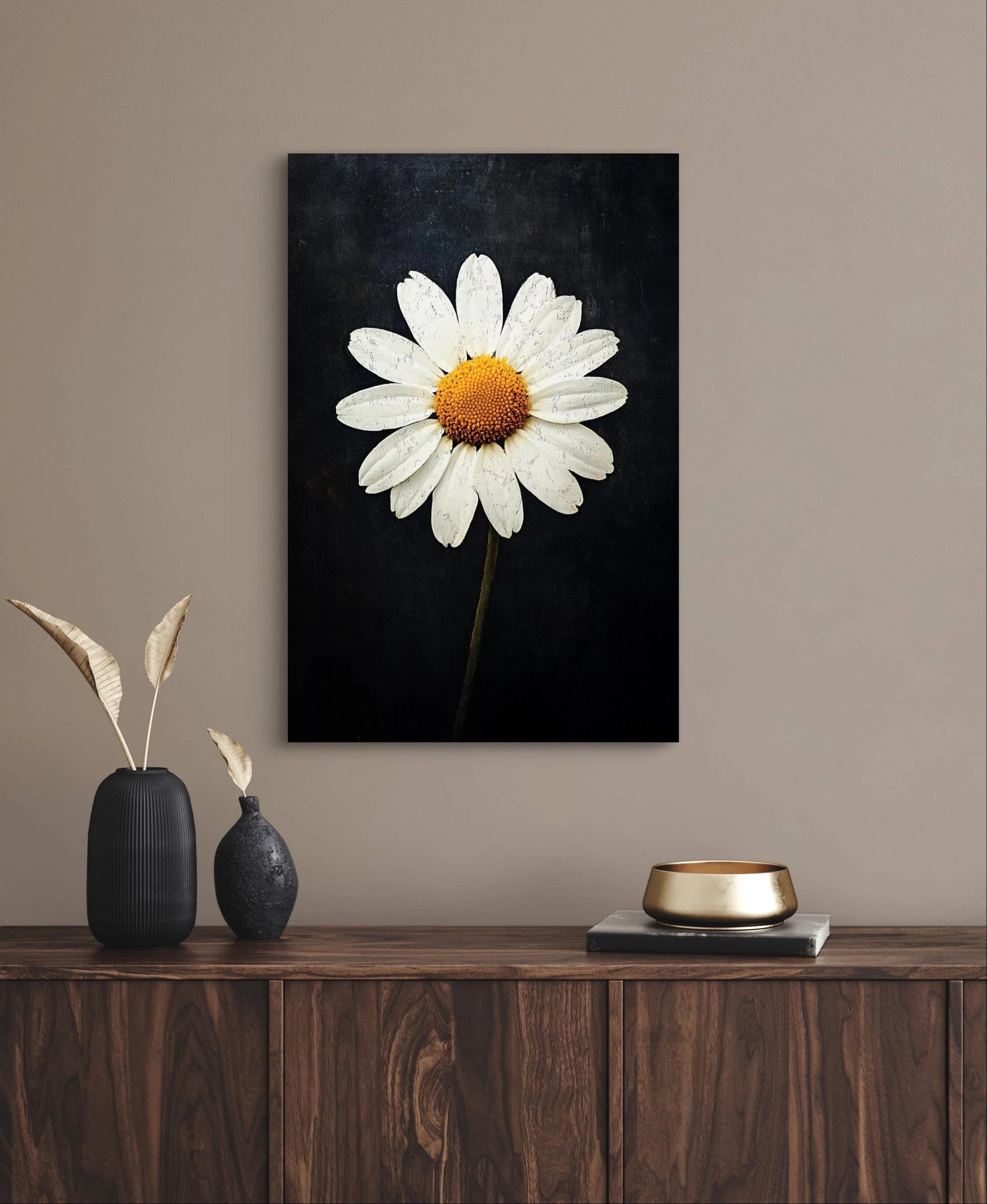 Textielkunstwerk met witte margriet op zwarte achtergrond, hangend boven een donkerhouten kast in een ton-sur-ton interieur
