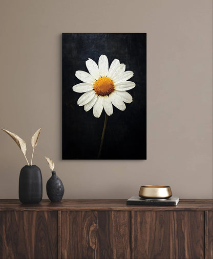 Textielkunstwerk met witte margriet op zwarte achtergrond, hangend boven een donkerhouten kast in een ton-sur-ton interieur
