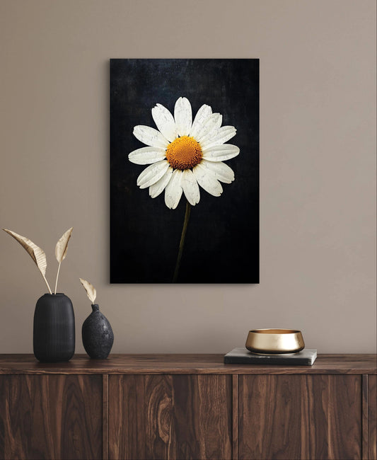 Textielkunstwerk met witte margriet op zwarte achtergrond, hangend boven een donkerhouten kast in een ton-sur-ton interieur
