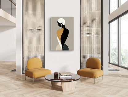 Textielkunstwerk met abstract vrouwelijk silhouet in zwart, wit en aardetinten, hangend tussen twee oranje stoelen in een modern interieur
