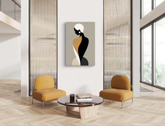 Textielkunstwerk met abstract vrouwelijk silhouet in zwart, wit en aardetinten, hangend tussen twee oranje stoelen in een modern interieur
