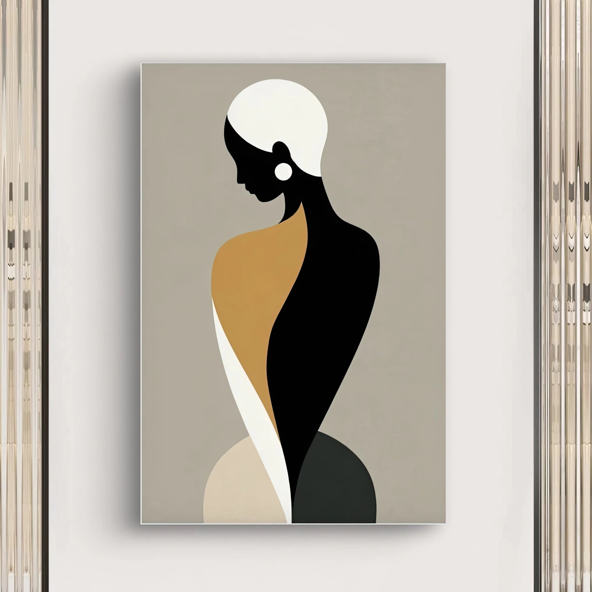 Detail van kunstwerk met gestileerd silhouet in zwart, zandkleur en wit tegen een beige achtergrond
