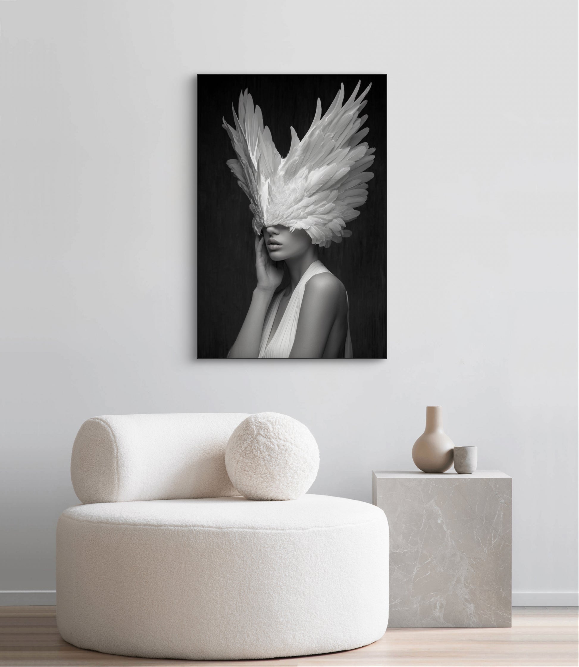 Kunstwerk Elyndra boven witte fauteuil in minimalistisch interieur
