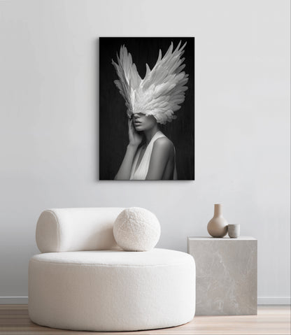 Kunstwerk Elyndra boven witte fauteuil in minimalistisch interieur
