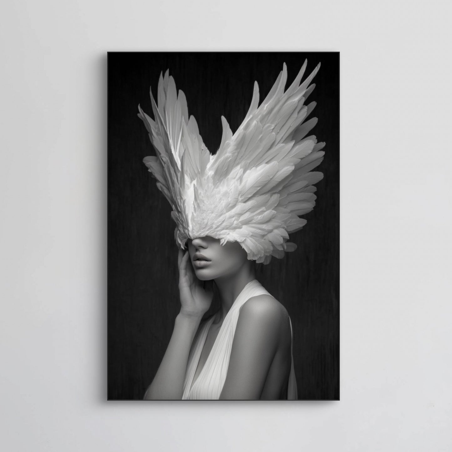 Detail van Elyndra met vrouw in wit en veren kroon op donkere achtergrond
