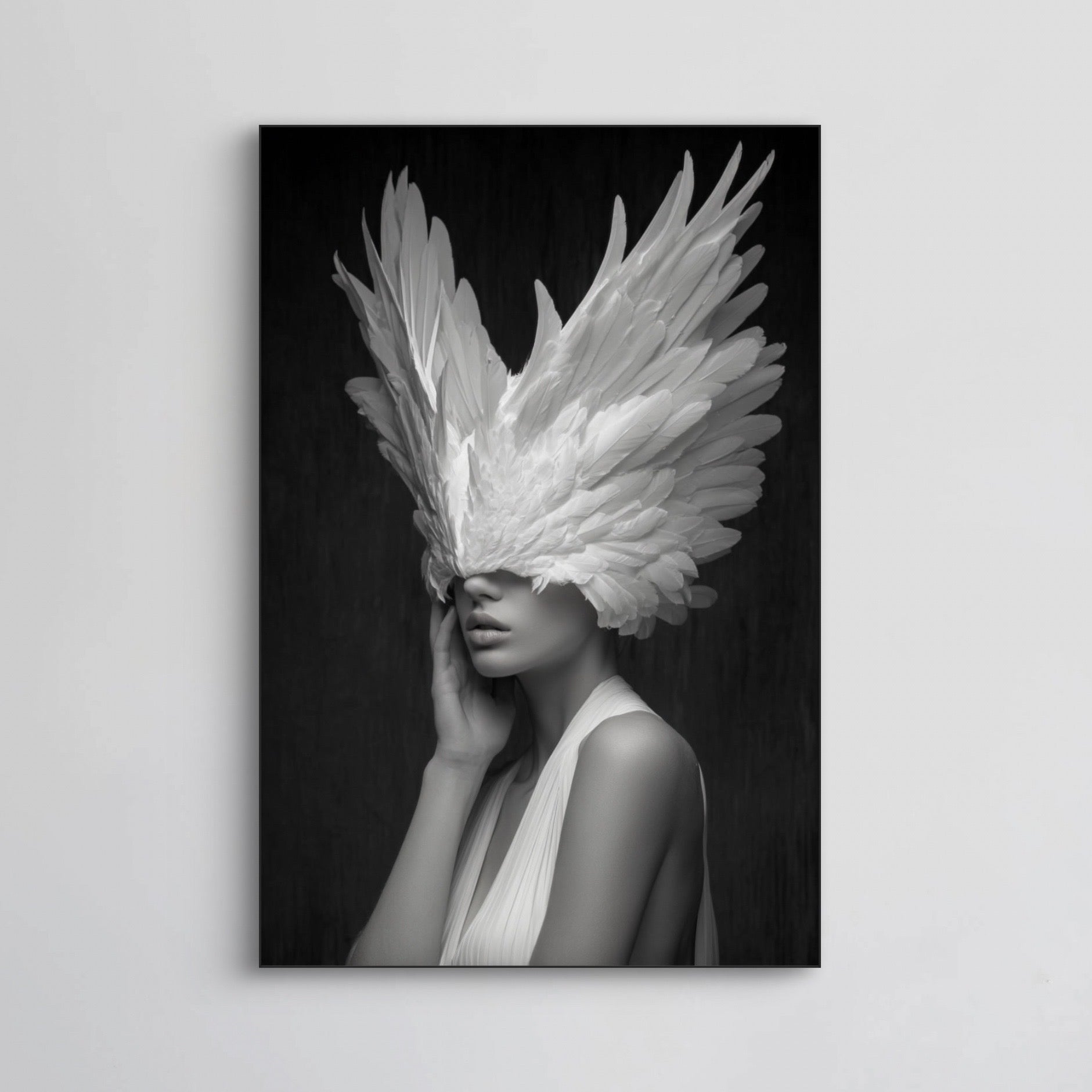 Detail van Elyndra met vrouw in wit en veren kroon op donkere achtergrond
