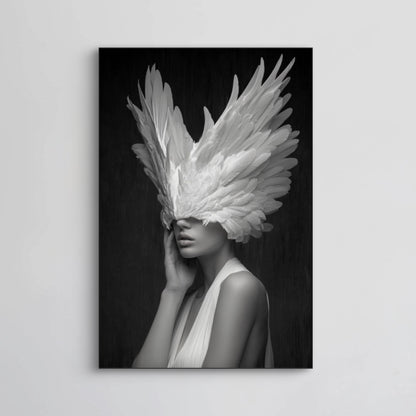 Detail van Elyndra met vrouw in wit en veren kroon op donkere achtergrond
