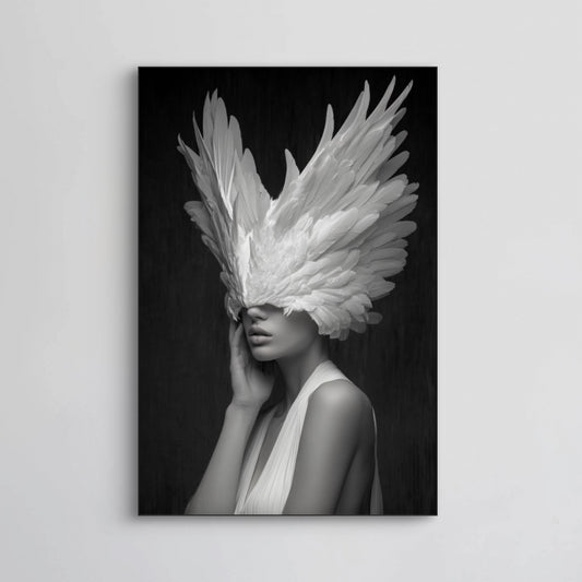 Detail van Elyndra met vrouw in wit en veren kroon op donkere achtergrond
