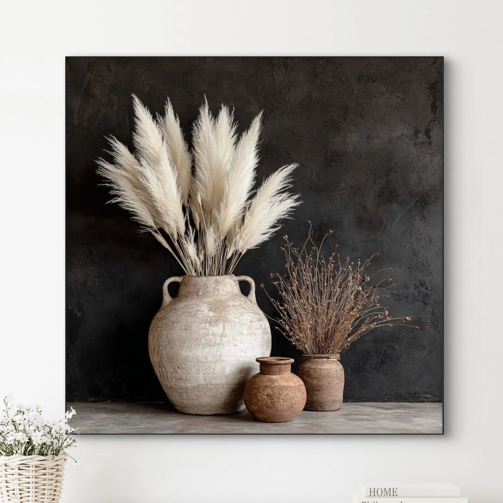 Detailopname van kunstwerk Erfenis van Steen met verweerde kruiken, pluimen en takken 
