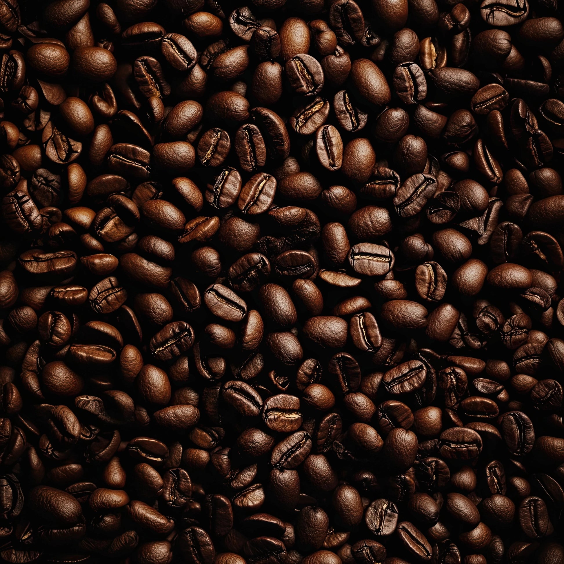 Volledige weergave van Essentie van Espresso met close-up van koffiebonen in warme donkere tinten
