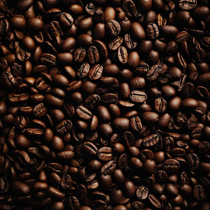 Volledige weergave van Essentie van Espresso met close-up van koffiebonen in warme donkere tinten
