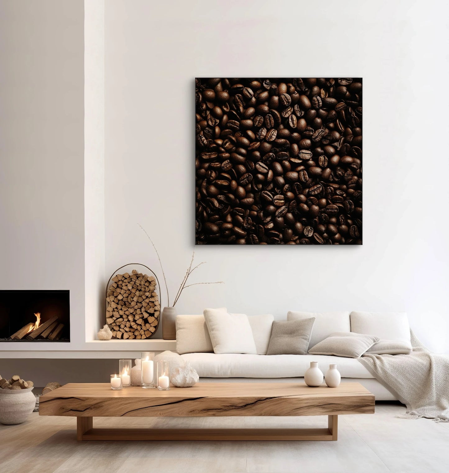 Textielkunstwerk Essentie van Espresso boven beige bank met houten salontafel en open haard
