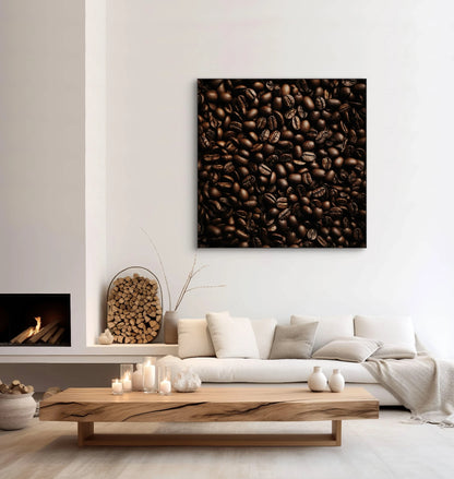 Textielkunstwerk Essentie van Espresso boven beige bank met houten salontafel en open haard
