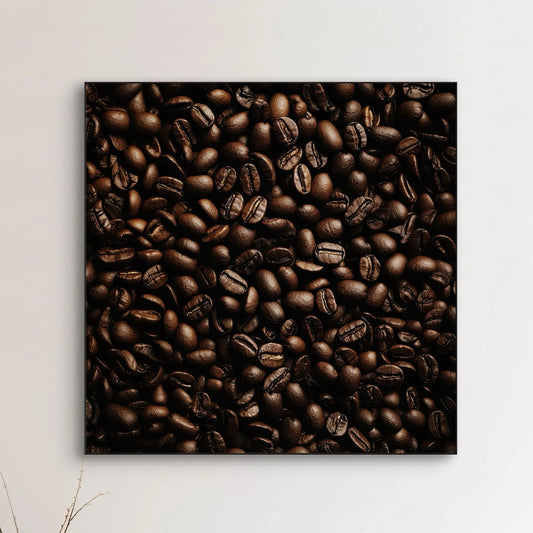 Detail van Essentie van Espresso met glanzende donkerbruine koffiebonen in rijke textuur
