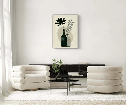 Textielkunstwerk met groene flessen en minimalistische takken, hangend boven zwarte kast in een modern licht interieur met ronde stoelen
