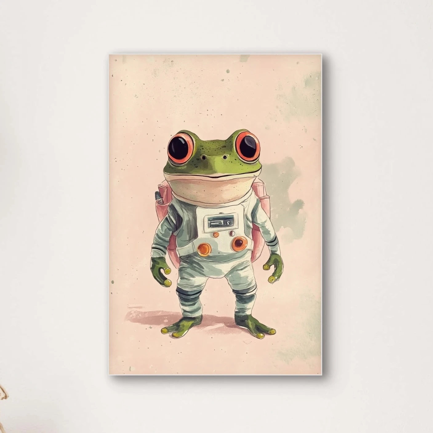 Detailweergave van een groene kikker met grote ogen in een ruimtekostuum met knoppen en zuurstoftank, tegen een lichtroze achtergrond.
