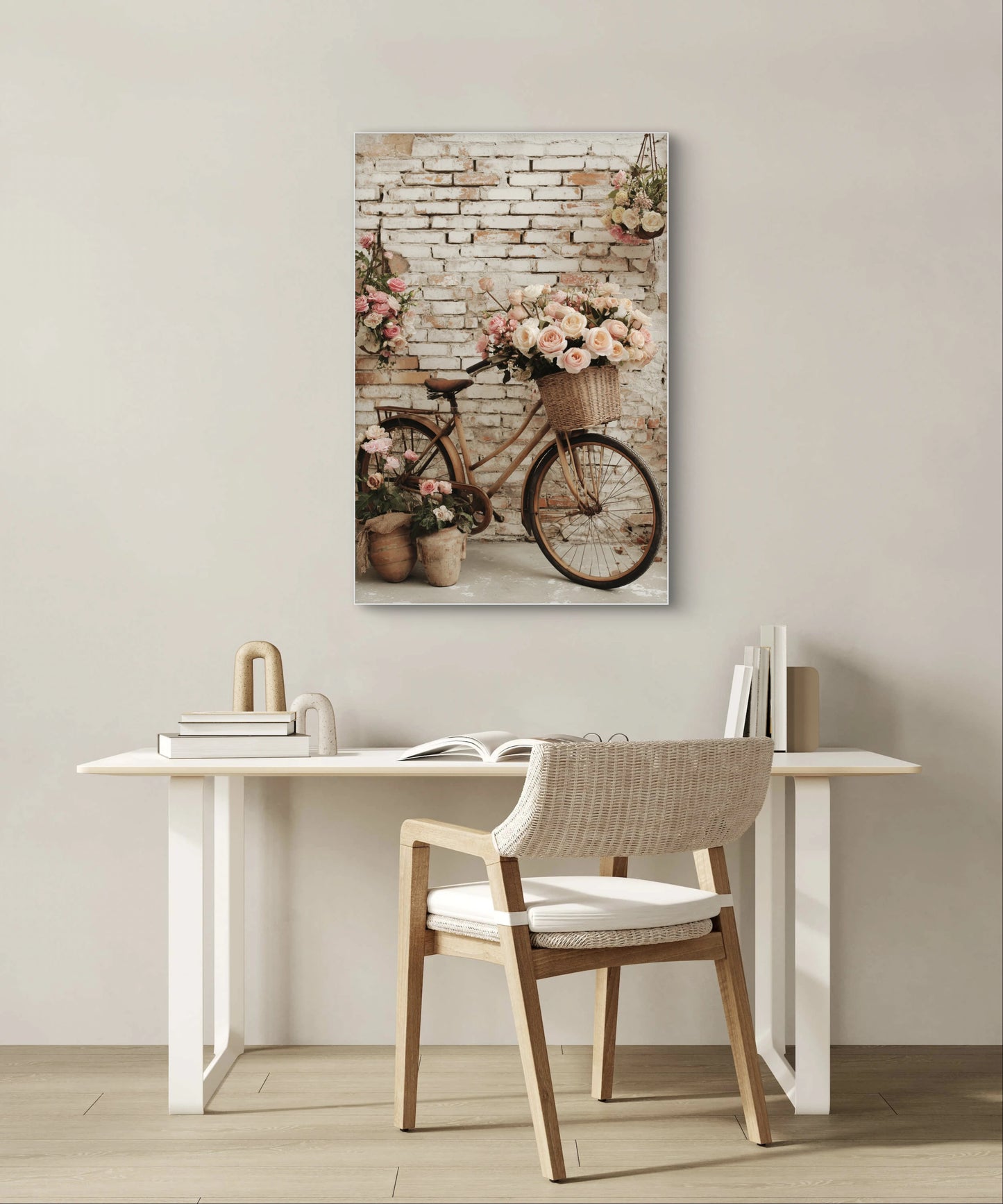 Mock-up van kunstwerk Fiets vol Rozen aan de muur boven bureau met stoel en boeken 
