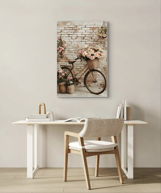 Mock-up van kunstwerk Fiets vol Rozen aan de muur boven bureau met stoel en boeken 
