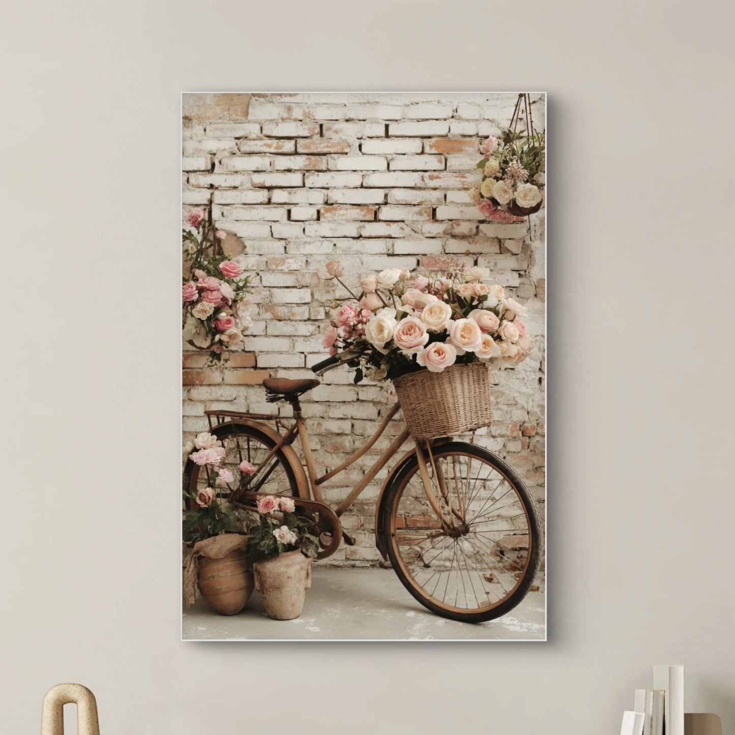 Detailopname van kunstwerk Fiets vol Rozen met mand vol roze rozen tegen verweerde muur 
