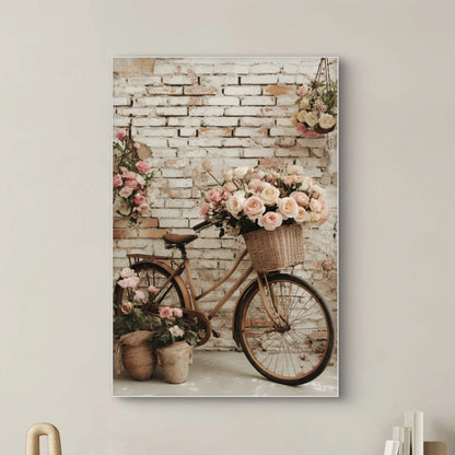 Detailopname van kunstwerk Fiets vol Rozen met mand vol roze rozen tegen verweerde muur 
