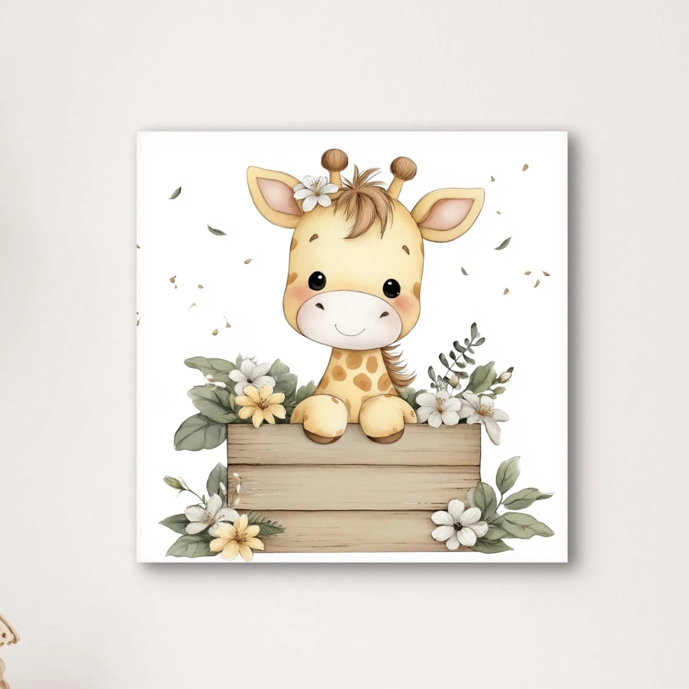 Detailweergave van een glimlachend girafje met bloemen in haar manen, leunend over een houten rand met witte en gele bloemen.
