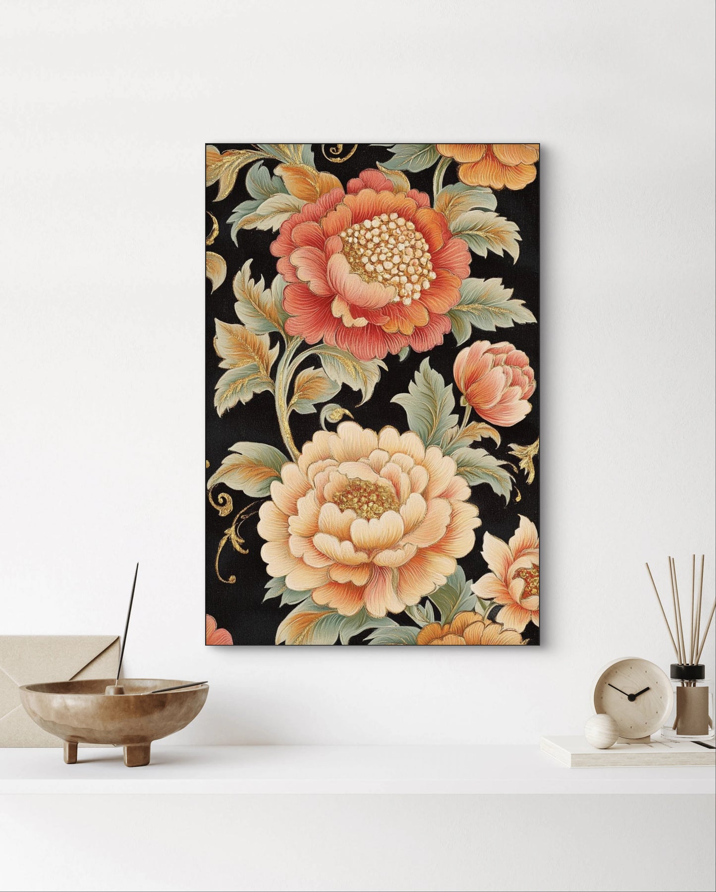 Textielkunstwerk met grote bloemen in warme tinten op zwarte achtergrond, hangend boven witte plank met Japanse stijl accessoires