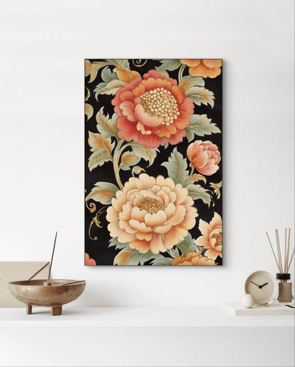 Textielkunstwerk met grote bloemen in warme tinten op zwarte achtergrond, hangend boven witte plank met Japanse stijl accessoires