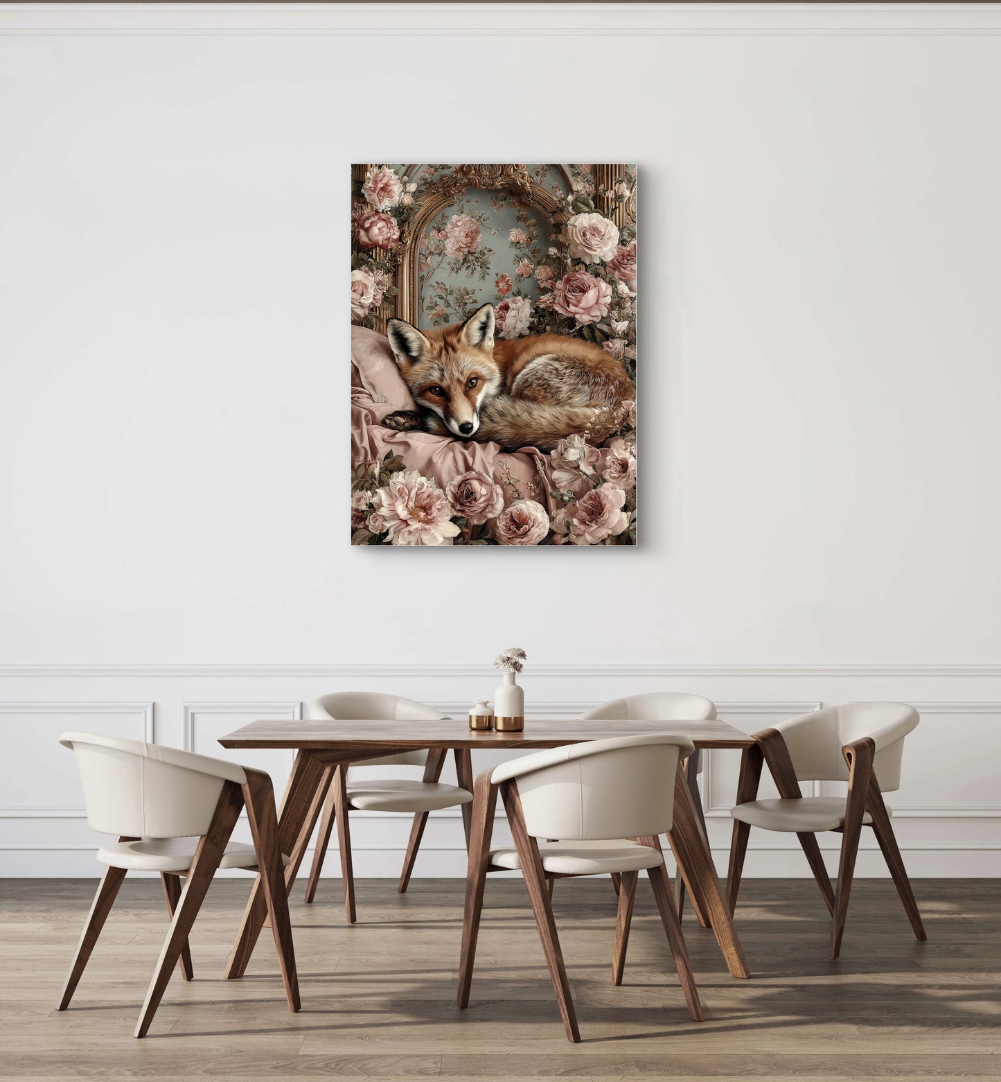 Fluweelvos kunstwerk aan de muur boven eettafel met moderne stoelen  
